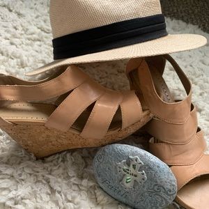 Great pair of Size 8 Adrienne Vittadini Cream color Sandals